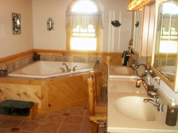 Large 2 person double Jacuzzi in Master Suite.jpg