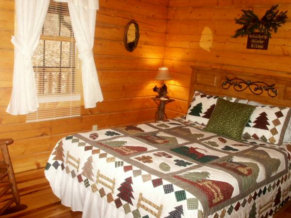 3 bedroom, 2 bath Log Cabin rental in Nashville IN
